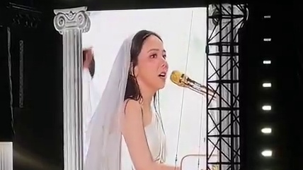 “好像大家都在难过 所以到底谁在幸福呢”#邓紫棋演唱会转场 #多远都要在一起 #邓紫棋