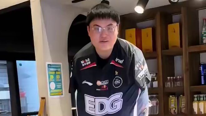 不端盘子了，当鸟人