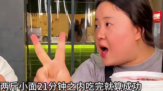 北方大哥挑战2斤面，自带一大包冰块，这气势惊呆众人！#妈呀太香了 #重庆小面 #这一碗好过瘾