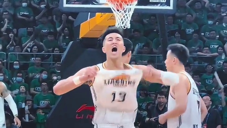 艾伦夺冠后说功劳全是大家的！蹭大家香槟喝！但没有伦哥就没有辽篮的王朝！相信下赛季艾伦一定会王者归来！