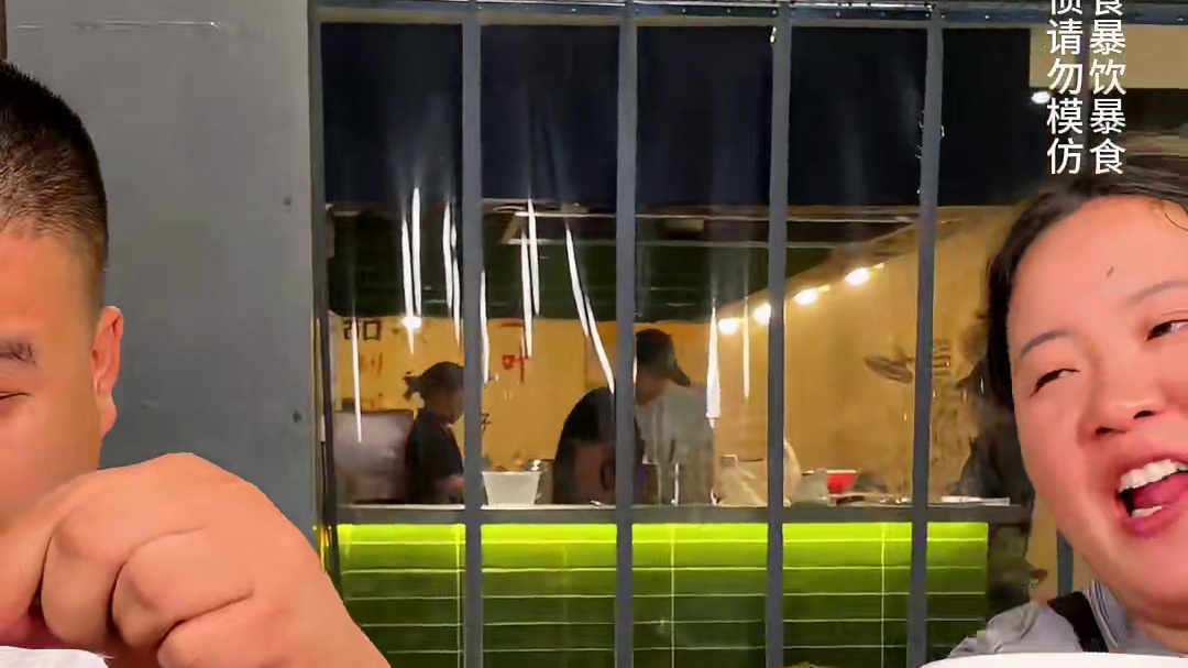 北方大哥挑战2斤面，自带一大包冰块，这气势惊呆众人！#妈呀太香了 #重庆小面 #这一碗好过瘾