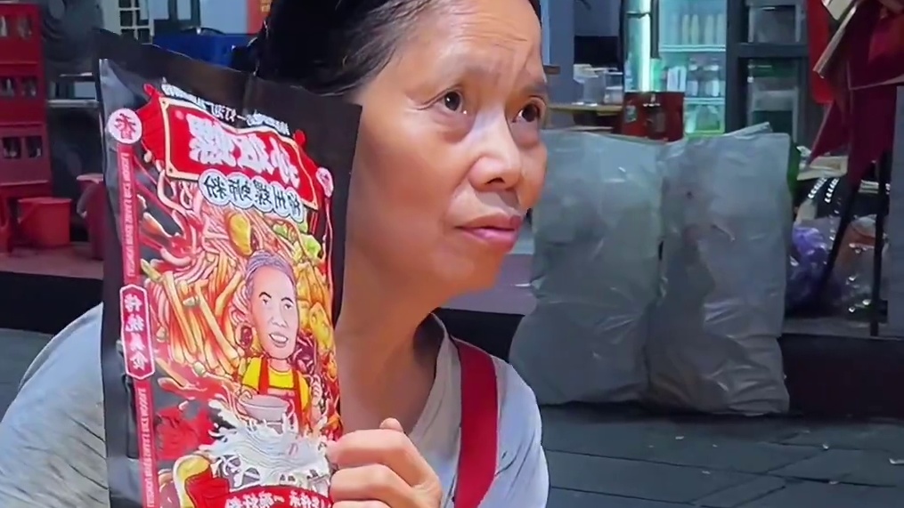 阿姨：这是请你吃的！#螺蛳粉