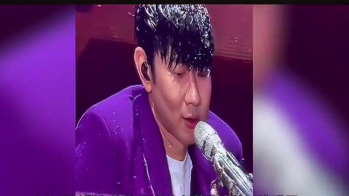 同一天演唱会“遇大雨”的参差！周深原地封神，李荣浩却狼狈不堪！ #李荣浩 #周深 #演唱会 #下雨 