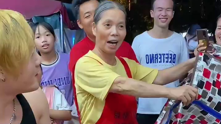 八戒挑战6两螺蛳粉！这拿大麻袋来进货~#螺蛳粉