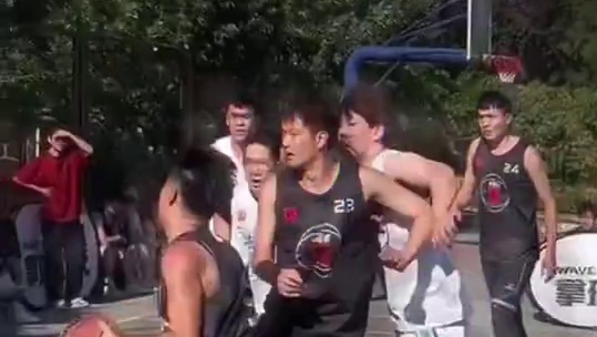 【Wilson Wave League拿球就浪争霸赛】一跃而起，精彩盖帽！这一刻，你成为全场焦点！#