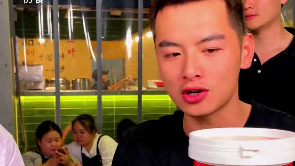 风光无限的记录哥来挑战1斤2两小面，没有了往日自信，称比他厉害的人太多了！#小面调料 #调料 #妈呀