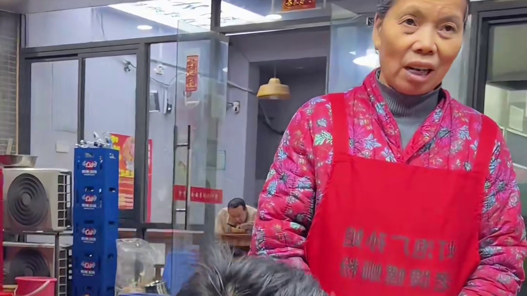 广东帅哥挑战8斤螺蛳粉~阿姨血亏5000块~#螺蛳粉