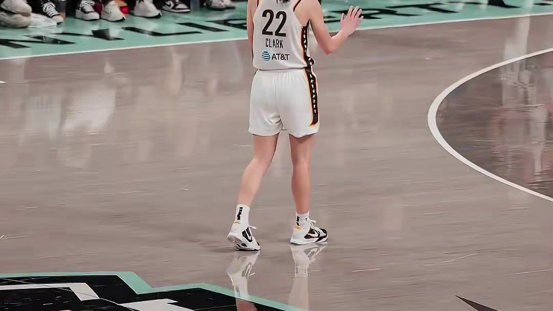 看克拉克各种技术动作太享受了，绝对的未来球星