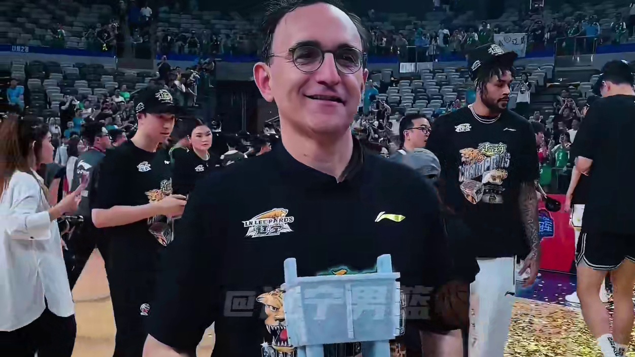 他真的把辽宁当成了家！夺冠后跟杨导的拥抱真的泪目！最好的乌戈指导！#乌戈