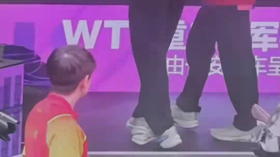 大头盯莎莎，他应该很想祝贺她吧，莎莎盯大头，她应该很担心他的伤势吧，太暖了。#孙颖莎