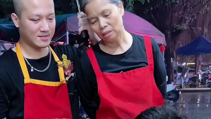 说到一定要做到~就算冒雨也要接受粉丝的挑战~阿姨血亏5000块~#螺蛳粉