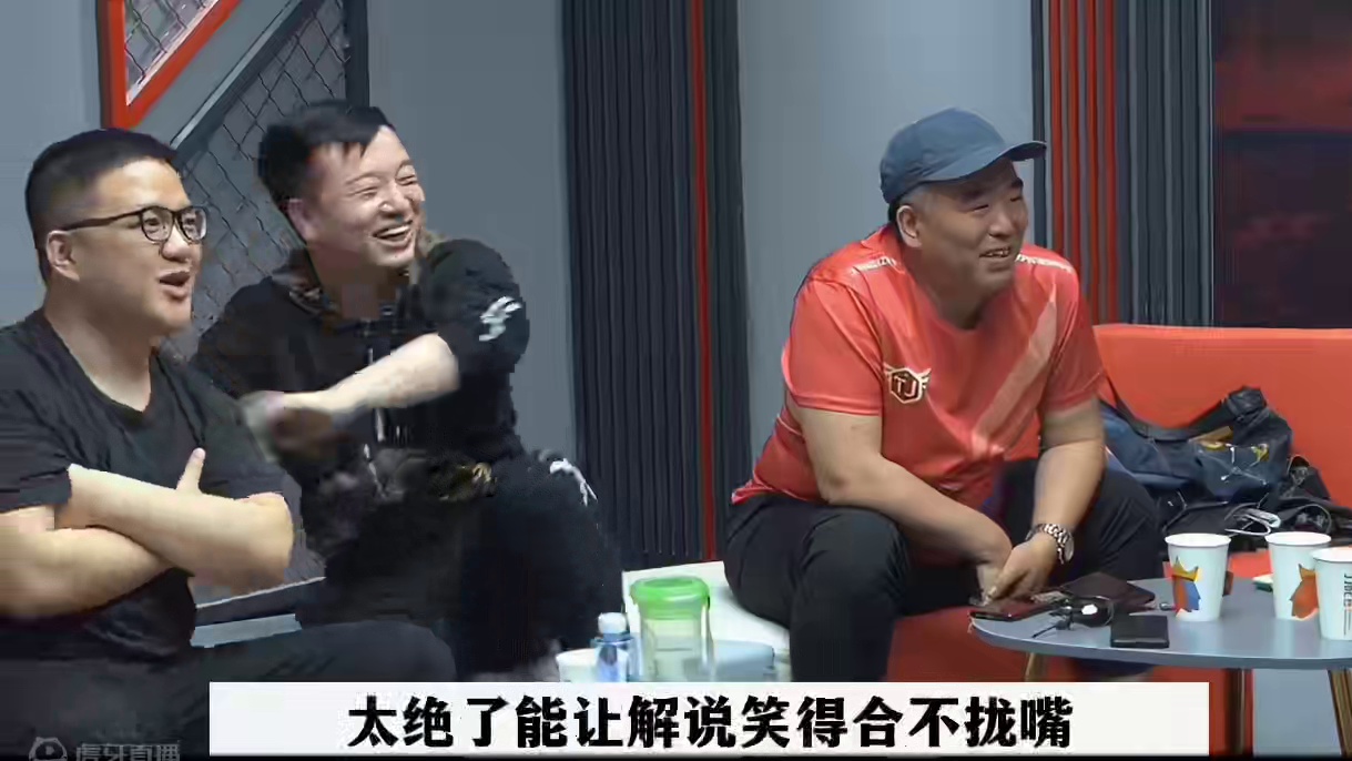 低级失误连扔两炸，解说笑的前仰后合，结局却被打脸 #jj斗地主最牛操作 #当代牌友的精神状态 #这操