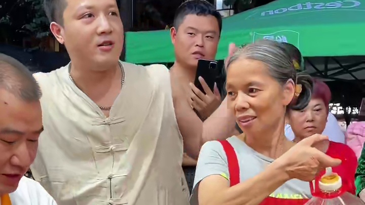 乐山帅哥打破八戒的记录~阿姨血亏5000块~#螺蛳粉