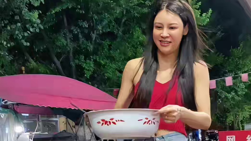 玉林美女挑战6两螺蛳粉，阿姨血亏5000块~#螺蛳粉