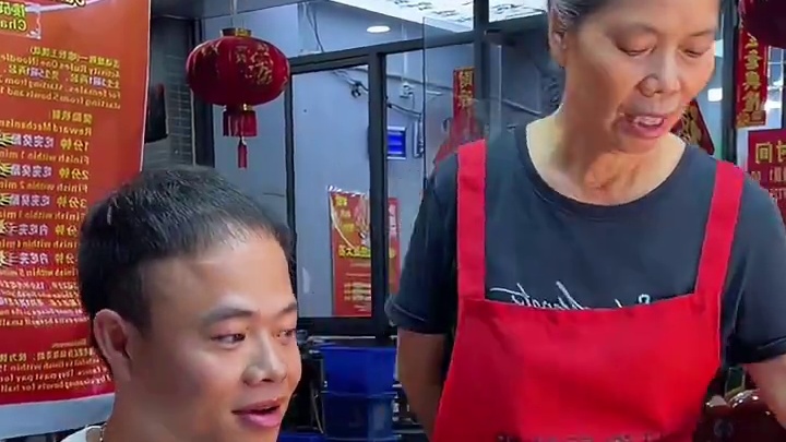 肌肉哥调6两加2斤辣椒觉得不够~竟然还要挑战10碗爆辣~阿姨血亏50000块~#螺蛳粉