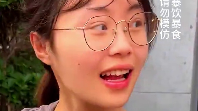 80斤四川成都妹儿挑战2斤豌杂面，居然还加了3两抄手，太厉害了惊呆众人！#重庆豌杂面 #调料 #这一