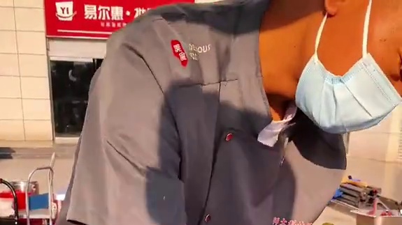 大学门口找到了外酥里嫩好吃到无法形容的土家饼小摊！6块一个～老板很帅气还很干净！！！#烧饼 #路边摊