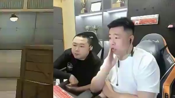 各大职业选手们看，First黄金加时残局1v2！全员众生相！有人愤怒痛苦面具，有人高兴的起飞#穿越火