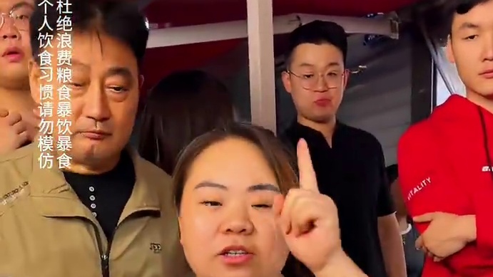 本来想挑战2斤的美女先挑战1斤试试水，确实感觉有点没吃饱！#调料 #小面调料