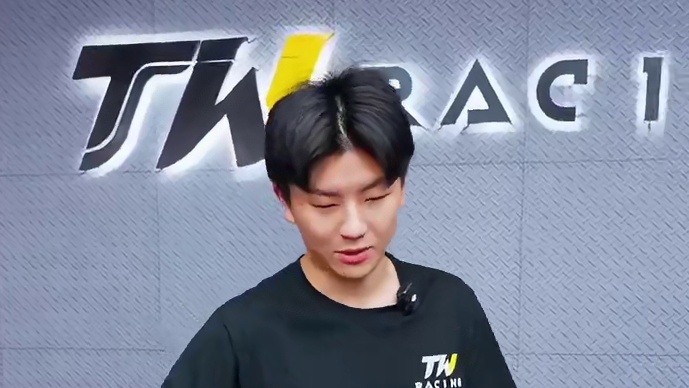 手肘卡普 战斗骑姿！ 
#廖洋玩车 #赛车手 #赛车手日常 #TWracing #d2racing