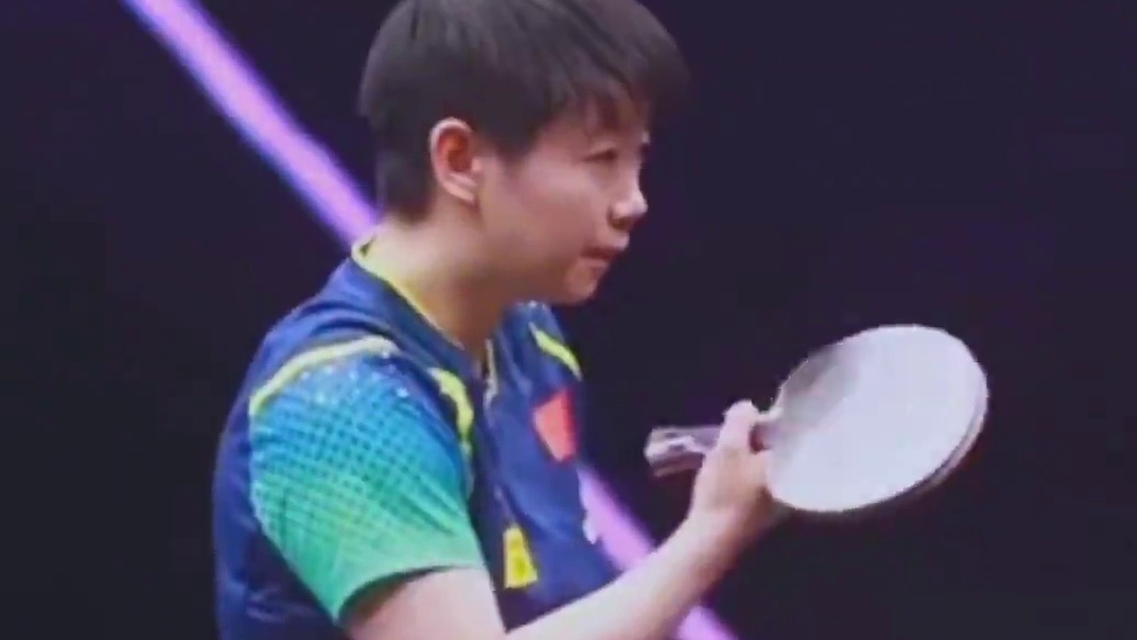 杨指不停地给莎宝喊加油，邱指记录莎宝夺冠时刻，大头受伤时肖指则坐立不安，仨老头太暖了。#孙颖莎