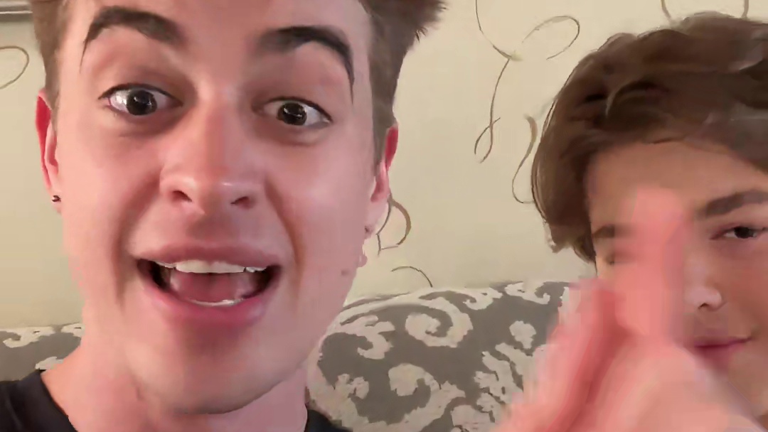 远在美国的弟弟为什么突然学起了中文！？ #高考 #高考加油 #千万生活dou来拍