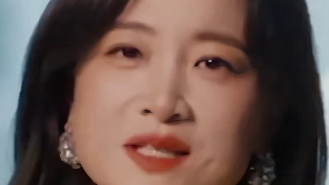 贾玲，从喜剧女王到时尚代言人的华丽转身