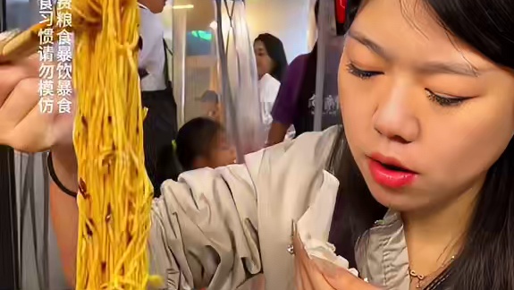 本来想挑战2斤的美女先挑战1斤试试水，确实感觉有点没吃饱！#调料 #小面调料