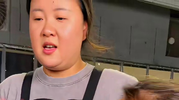 平常吃2两的姐姐今天一下子翻3倍挑战6两！胖妹都为她捏把汗！#小面调料