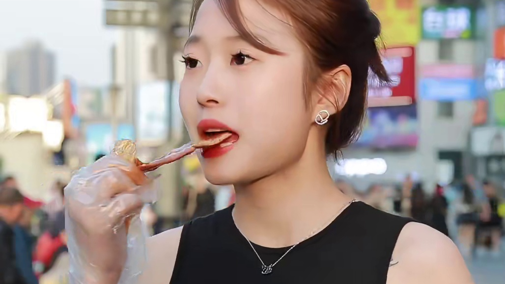 284_太优秀了吧，00后就拥有的自己的服装品牌！不像我快30岁的人了只能到街上拉人“宋钱”！