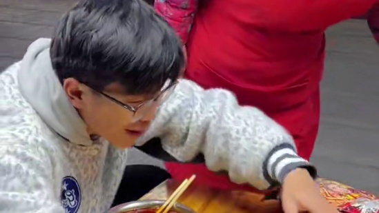 你信不信我一口吃完这个炸蛋？#螺蛳粉