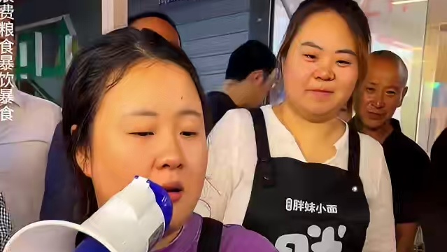 大哥挑战2斤面说眼泪都被呛出来了？#重庆小面 #豌杂面 #这一碗好过瘾 #重庆美食 #妈呀太香了