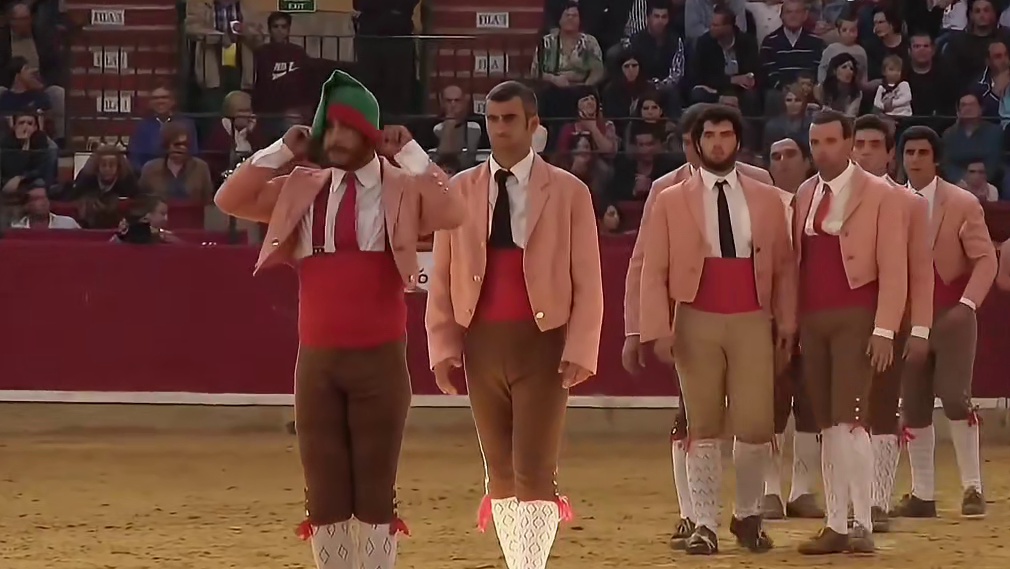 真正的猛士，敢于直面野牛的冲锋