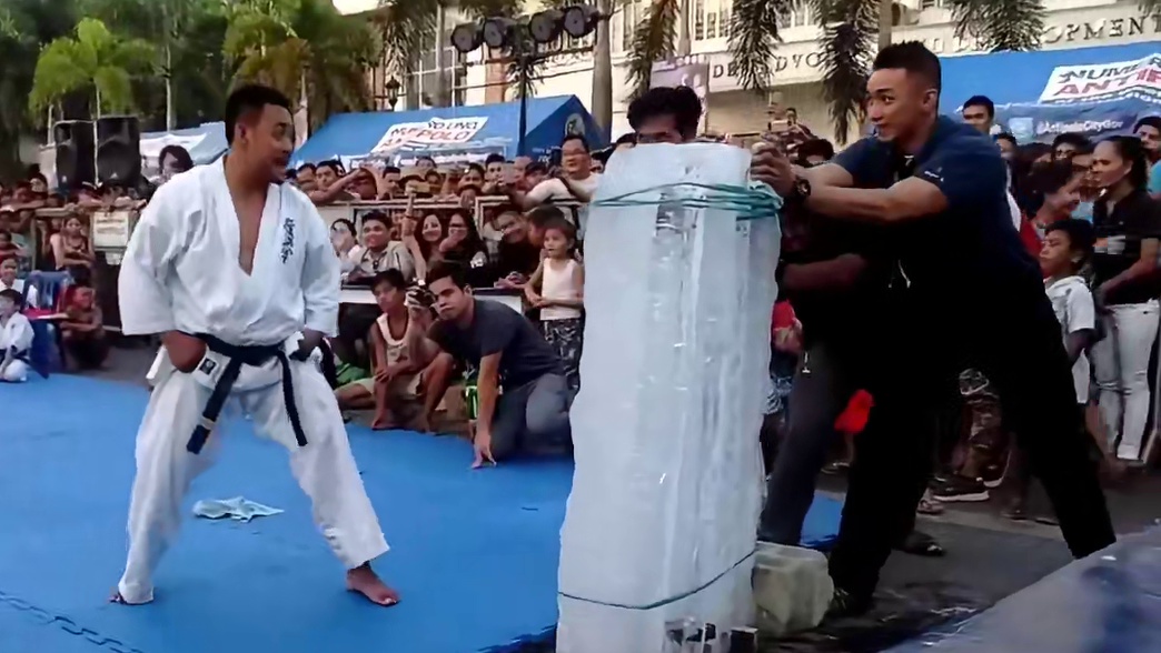 小和尚挑战徒手用肘子击碎一米多高的砖头，你觉得有可能吗？