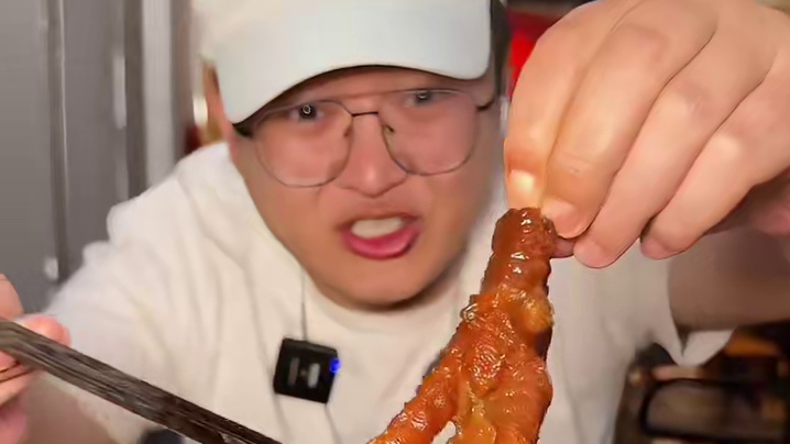 在石人路这边，一家主打鲜货的火锅，你们真的要早点去，不然就要像我一样排队了#谁懂这一口的好吃程度 #