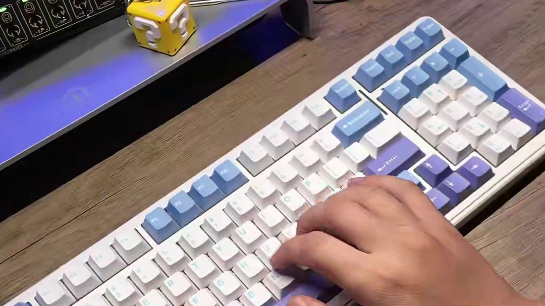 又来给你们揉键盘啦，狼蛛F99，带数字键区的紧凑型键盘，手感不错的，冲！#游戏键盘 #狼蛛F99 #