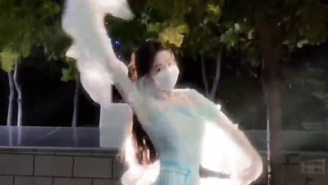 便面轻掩，款款而来，一眼望千年#古典舞 #你似携月而来的仙瑶