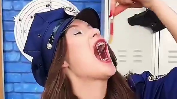 用大眼睛软糖恶搞保安，想吃点美食真的太难了！ #看一遍笑一遍 #意想不到的结局 #万万没想到 #这操