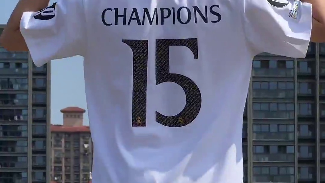 #皇马 欧冠巡游庆典时，球员们是这样走进伯纳乌的。#皇马夺得第15座欧冠冠军 #短袖t恤 #姆巴佩#