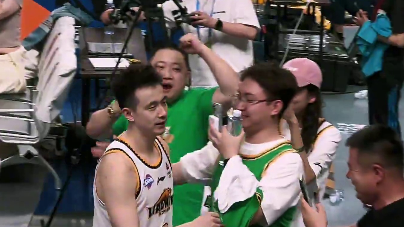 喜欢张庆鹏！希望以后能像他们一样！显然继伟做到了！最好的继伟！这就是辽篮的传承！#辽宁男篮#赵继伟#