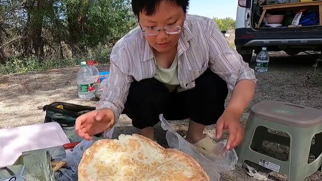 床车在乌鲁木齐没地方停，跑了二十多公里才找到一个荒郊野外，生起柴火灶，煮一锅美味的牛肉！#新疆 #露