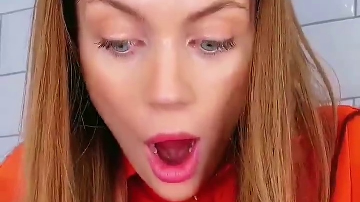 在香蕉上面涂满巧克力酱，这吃法简直太秀了！ #看一遍笑一遍 #意想不到的结局 #万万没想到 #沙雕老