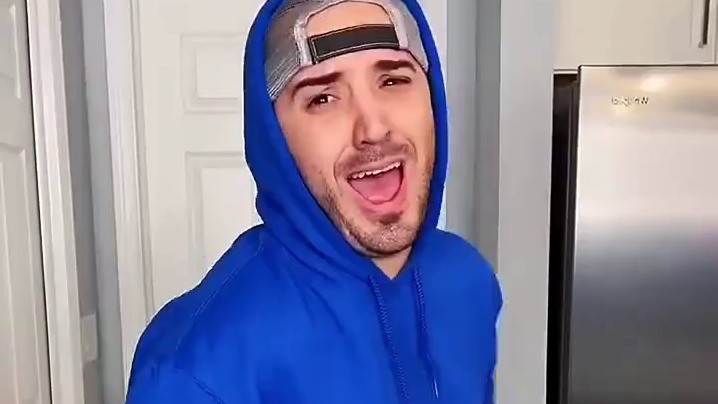 小怪物和同伴大战恶人，这武器可真先进啊！ #看一遍笑一遍 #意想不到的结局 #这操作都看傻了 #万万