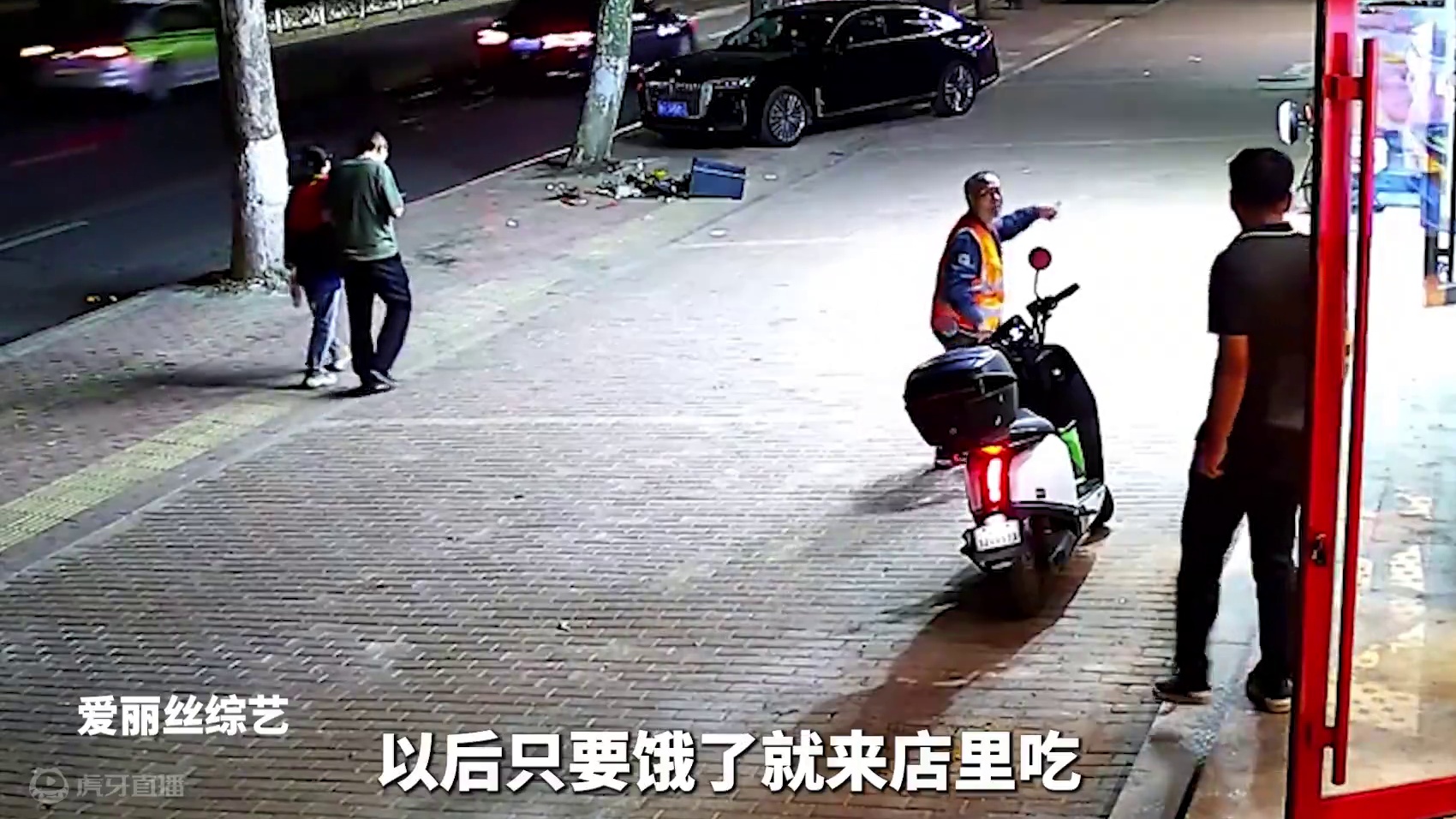 暖心店主牵拾荒老人进店吃饭，老人送上捡来的麦穗表达感谢 #正能量 #店主赠饭拾荒老人