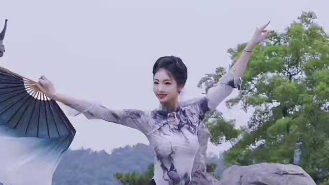 #古典舞 #国风古韵 #踏云行 
突然之间想起谁的脸？