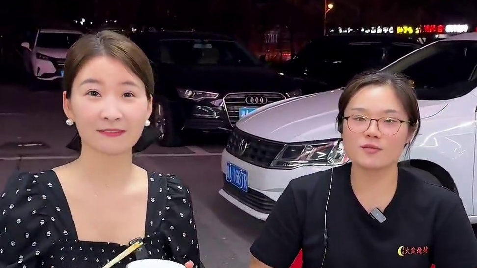 我天！洞井美食街的商家也太卷了吧！才188竟然能在月城火盆烧烤店吃腊肉鳝鱼，口味虾尾，卤牛肉，铁板鲫