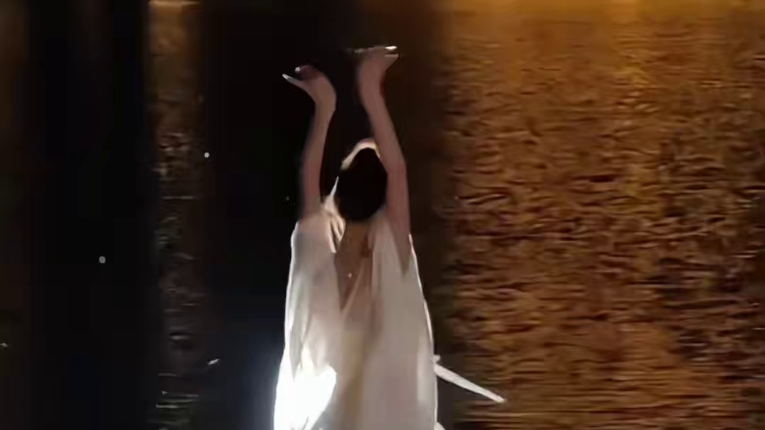 等我攒够了六便士,便去追寻月亮#古典舞 #你似携月而来的仙瑶 #氛围感 #六便士与月亮 #国风合伙人