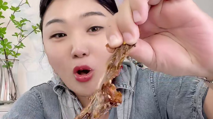 好吃，超好吃！真的超好吃的香辣鸭翅来啦！128g一包，吃起来超爽超过瘾！#香辣鸭翅#湖南特产#卤宾汉