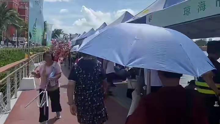 海口龙舟赛17:15开始比赛
15:00就很多市民提前过来等候，翘首以盼#海口龙舟赛 #端午 #各地