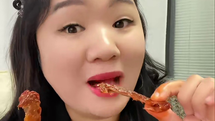 差点就错过这么好吃的香辣鸭翅了！先炭烤后卤制的香辣鸭翅，香香辣辣特好吃！#好吃到停不下来#追剧小零食